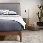 Cadre de lit plateforme Queen en bois de noyer rembourré Raven Grey
